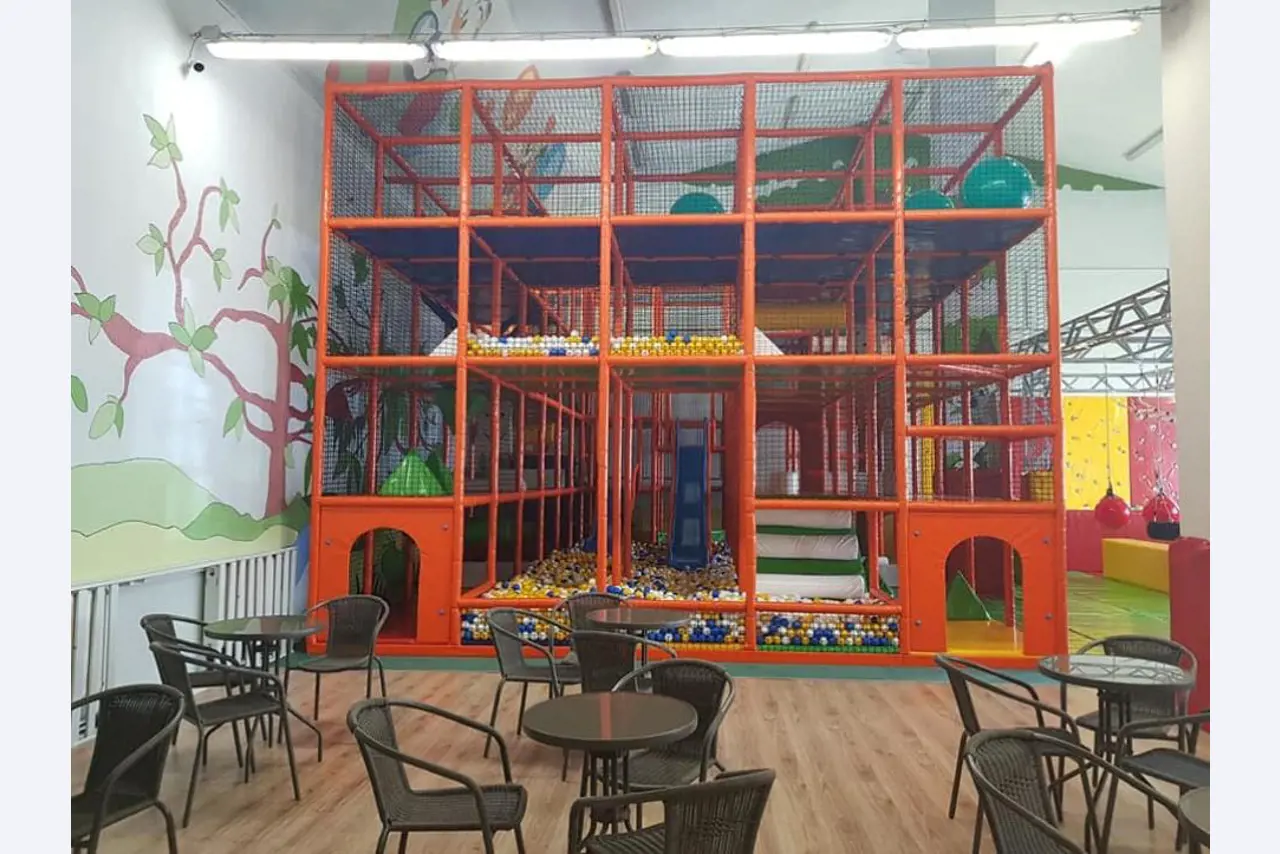 Construcción en bastidor de un parque infantil cubierto con accesorios, Monkey Grove, pista Ninja, "esponjas" de juegos blandos-1